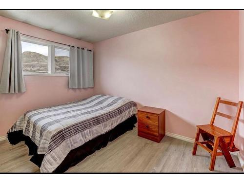 1430 4 Ave Nw, Drumheller, AB - Indoor Photo Showing Bedroom