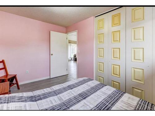 1430 4 Ave Nw, Drumheller, AB - Indoor Photo Showing Bedroom