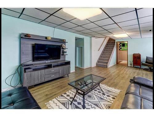 1430 4 Ave Nw, Drumheller, AB - Indoor Photo Showing Living Room