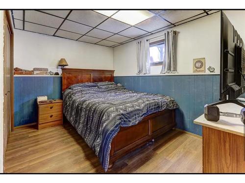 1430 4 Ave Nw, Drumheller, AB - Indoor Photo Showing Bedroom