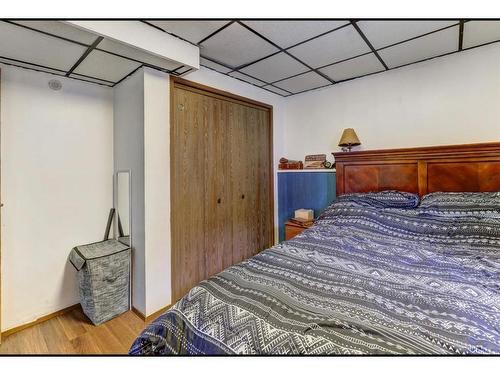 1430 4 Ave Nw, Drumheller, AB - Indoor Photo Showing Bedroom