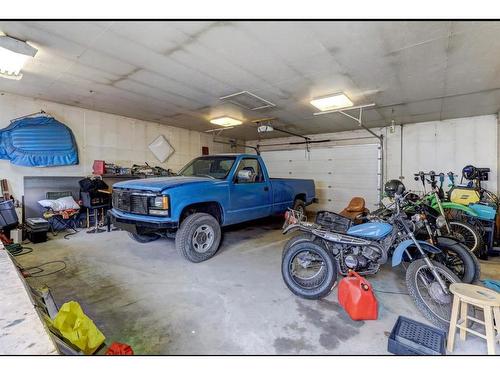 1430 4 Ave Nw, Drumheller, AB - Indoor Photo Showing Garage