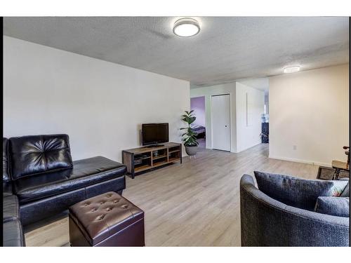 1430 4 Ave Nw, Drumheller, AB - Indoor Photo Showing Living Room