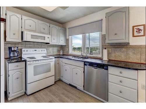 1430 4 Ave Nw, Drumheller, AB - Indoor Photo Showing Kitchen With Double Sink