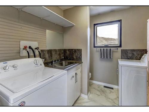 1430 4 Ave Nw, Drumheller, AB - Indoor Photo Showing Laundry Room