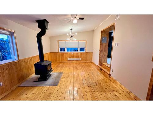 306 Railway West, Hanna, AB - Indoor