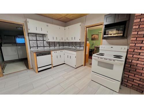 306 Railway West, Hanna, AB - Indoor Photo Showing Kitchen