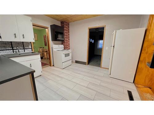 306 Railway West, Hanna, AB - Indoor Photo Showing Kitchen