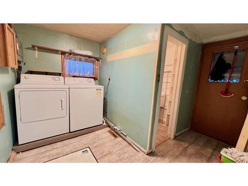 306 Railway West, Hanna, AB - Indoor Photo Showing Laundry Room