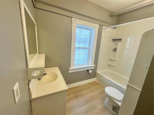 804 8 Street Se, Medicine Hat, AB - Indoor Photo Showing Bathroom