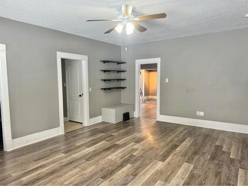 804 8 Street Se, Medicine Hat, AB - Indoor Photo Showing Other Room