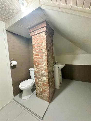 804 8 Street Se, Medicine Hat, AB - Indoor Photo Showing Bathroom