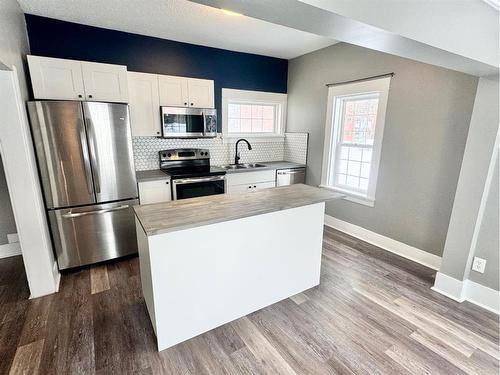 804 8 Street Se, Medicine Hat, AB - Indoor Photo Showing Kitchen With Double Sink