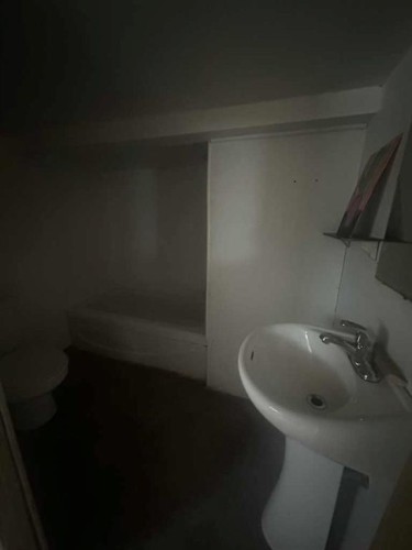 107 4 Avenue East, Hanna, AB - Indoor Photo Showing Bathroom