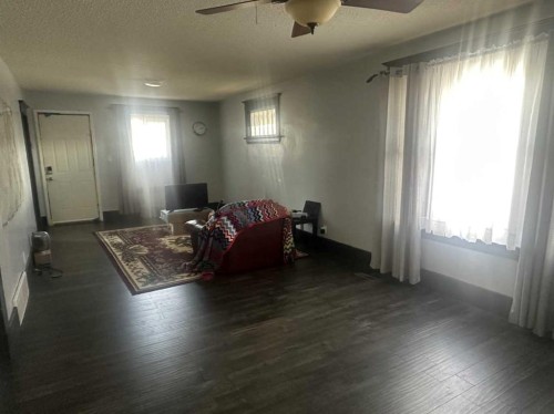 107 4 Avenue East, Hanna, AB - Indoor