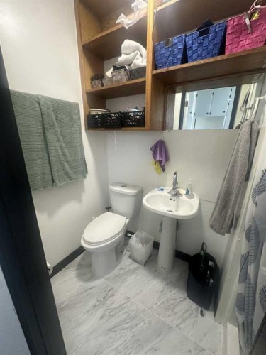 107 4 Avenue East, Hanna, AB - Indoor Photo Showing Bathroom