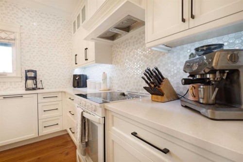 911 2 Avenue West, Brooks, AB - Indoor Photo Showing Kitchen With Upgraded Kitchen