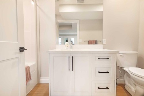 911 2 Avenue West, Brooks, AB - Indoor Photo Showing Bathroom