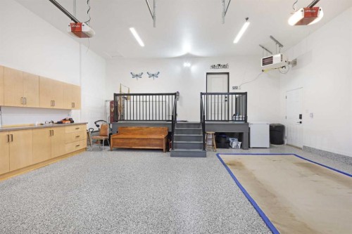 911 2 Avenue West, Brooks, AB - Indoor Photo Showing Garage