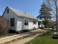 221 2 ave E Avenue  Hanna, AB T0J 1P0
