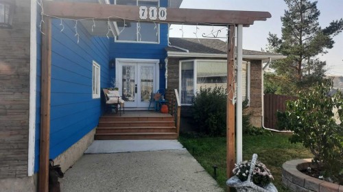 710 Bankview Close, Drumheller, AB - Outdoor