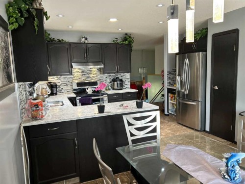 3 Upland Road, Brooks, AB - Indoor Photo Showing Kitchen With Upgraded Kitchen