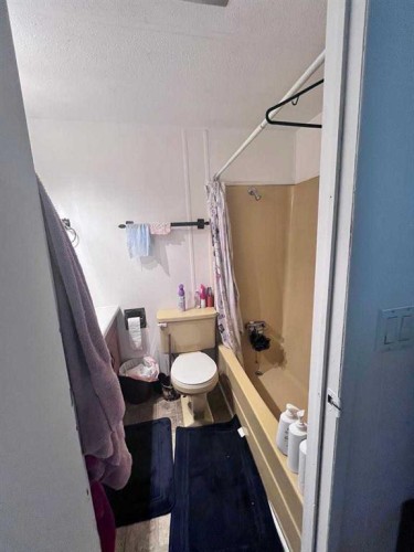 608 9 Avenue West, Hanna, AB - Indoor Photo Showing Bathroom