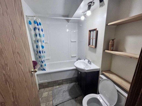 608 9 Avenue West, Hanna, AB - Indoor Photo Showing Bathroom