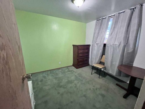 608 9 Avenue West, Hanna, AB - Indoor With Storage
