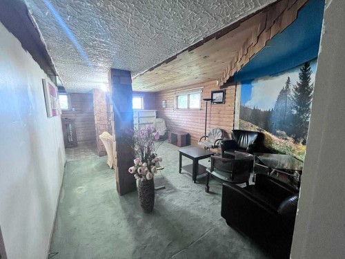 608 9 Avenue West, Hanna, AB - Indoor