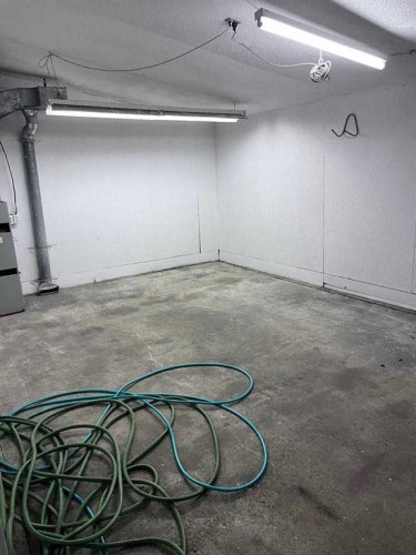 608 9 Avenue West, Hanna, AB - Indoor Photo Showing Garage