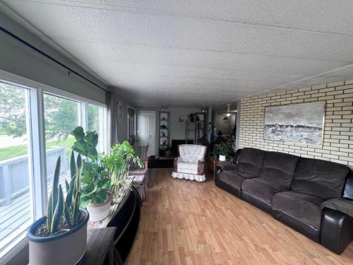 608 9 Avenue West, Hanna, AB - Indoor Photo Showing Living Room