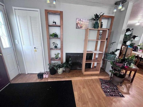 608 9 Avenue West, Hanna, AB - Indoor