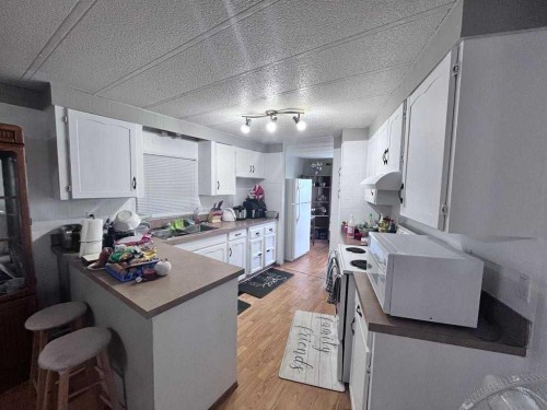 608 9 Avenue West, Hanna, AB - Indoor Photo Showing Kitchen