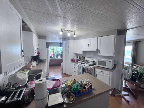 608 9 Avenue West, Hanna, AB - Indoor Photo Showing Kitchen