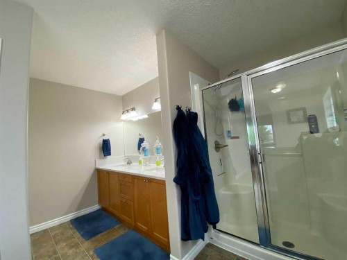 79 Park Place West, Brooks, AB - Indoor Photo Showing Bathroom