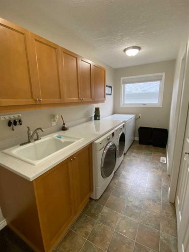 79 Park Place West, Brooks, AB - Indoor Photo Showing Laundry Room