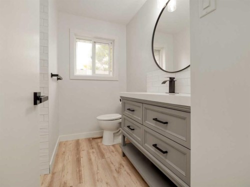 1818 10A Street, Coaldale, AB - Indoor Photo Showing Bathroom