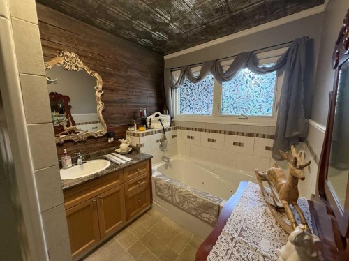 502 Fox Lake Trail, Hanna, AB - Indoor Photo Showing Bathroom