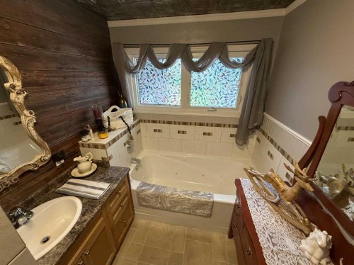 502 Fox Lake Trail, Hanna, AB - Indoor Photo Showing Bathroom