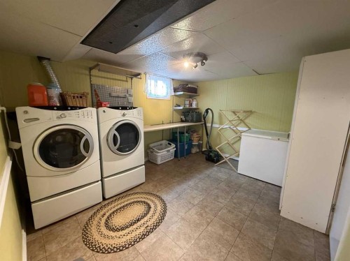 502 Fox Lake Trail, Hanna, AB - Indoor Photo Showing Laundry Room