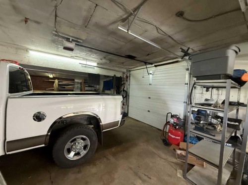 502 Fox Lake Trail, Hanna, AB - Indoor Photo Showing Garage