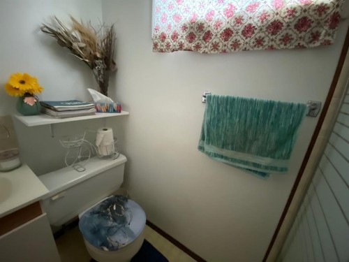 208 4 Avenue West, Hanna, AB - Indoor Photo Showing Bathroom