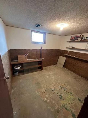 406 Fox Lake Trail, Hanna, AB - Indoor