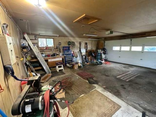406 Fox Lake Trail, Hanna, AB - Indoor Photo Showing Garage