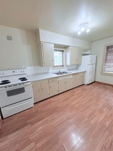 15 1 Avenue East, Acadia Valley, AB - Indoor Photo Showing Kitchen With Double Sink