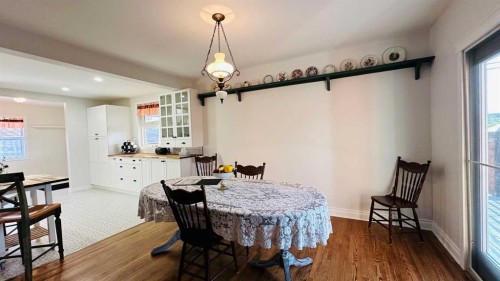 1507 2 Avenue Nw, Drumheller, AB - Indoor Photo Showing Dining Room