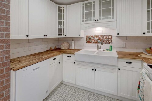 1507 2 Avenue Nw, Drumheller, AB - Indoor Photo Showing Kitchen With Double Sink