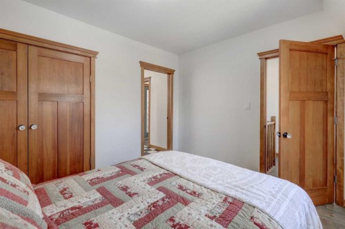 1507 2 Avenue Nw, Drumheller, AB - Indoor Photo Showing Bedroom