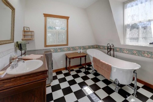 1507 2 Avenue Nw, Drumheller, AB - Indoor Photo Showing Bathroom